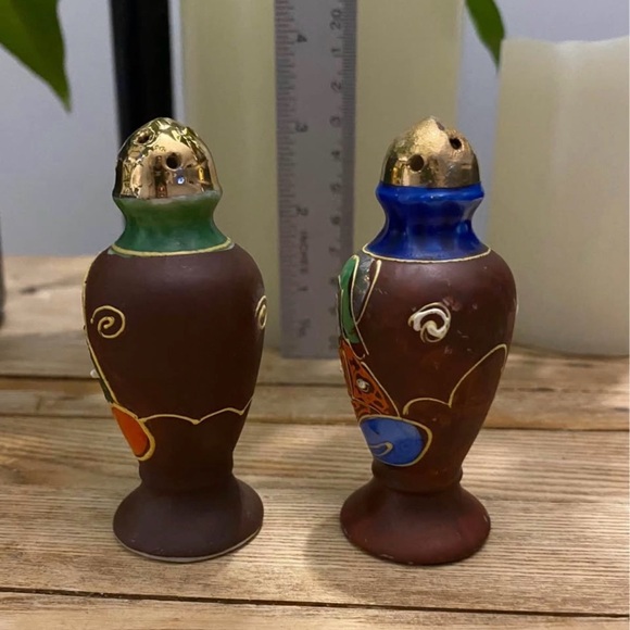 Vintage Japanese Satsuma Moriage Salt & Pepper Shakers - Hand Painted Set - Picture 4 of 6